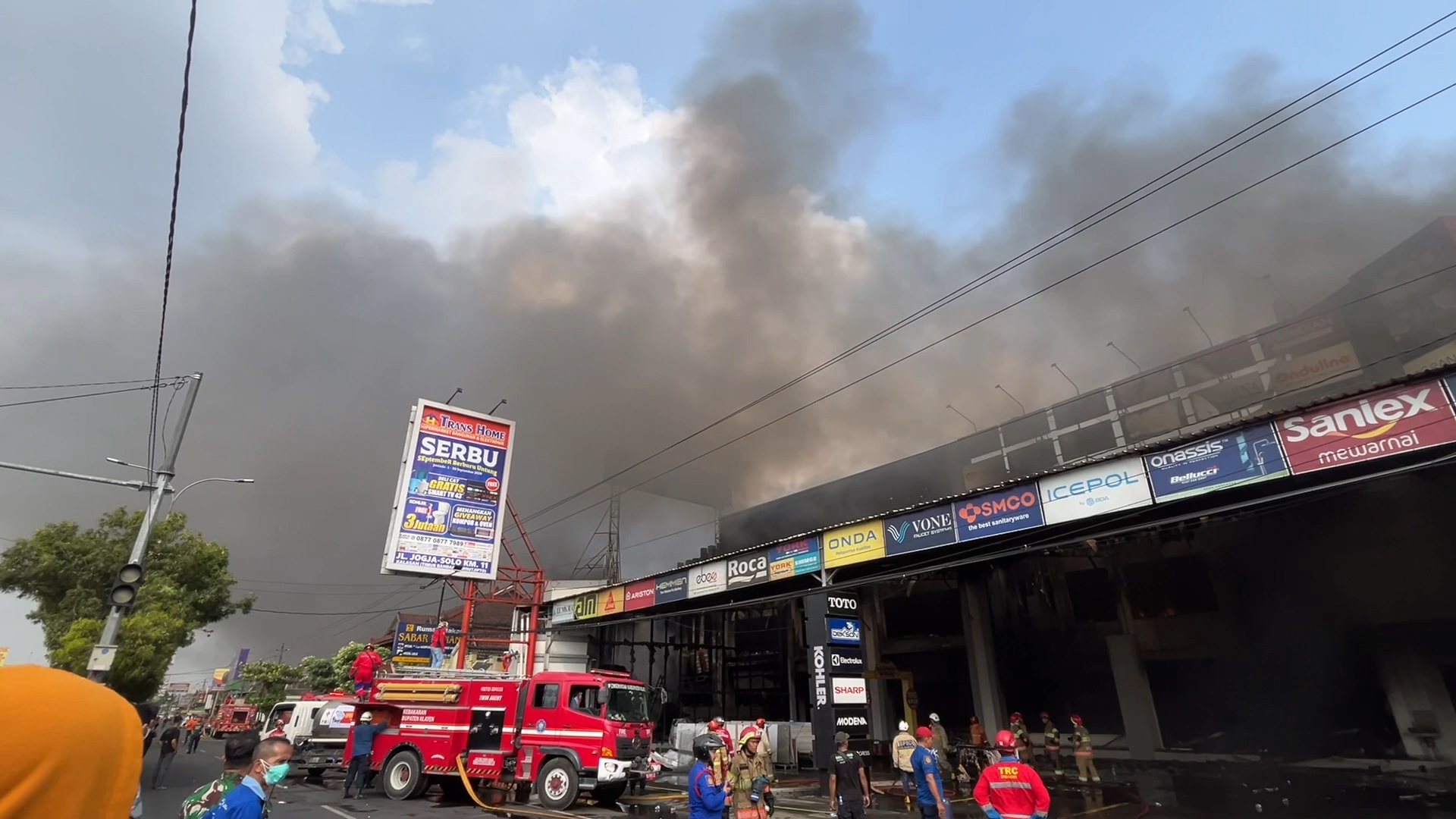 Kebakaran Trans Home Jalan Solo, Sejumlah Orang Dikabarkan Terjebak di Dalam Toko