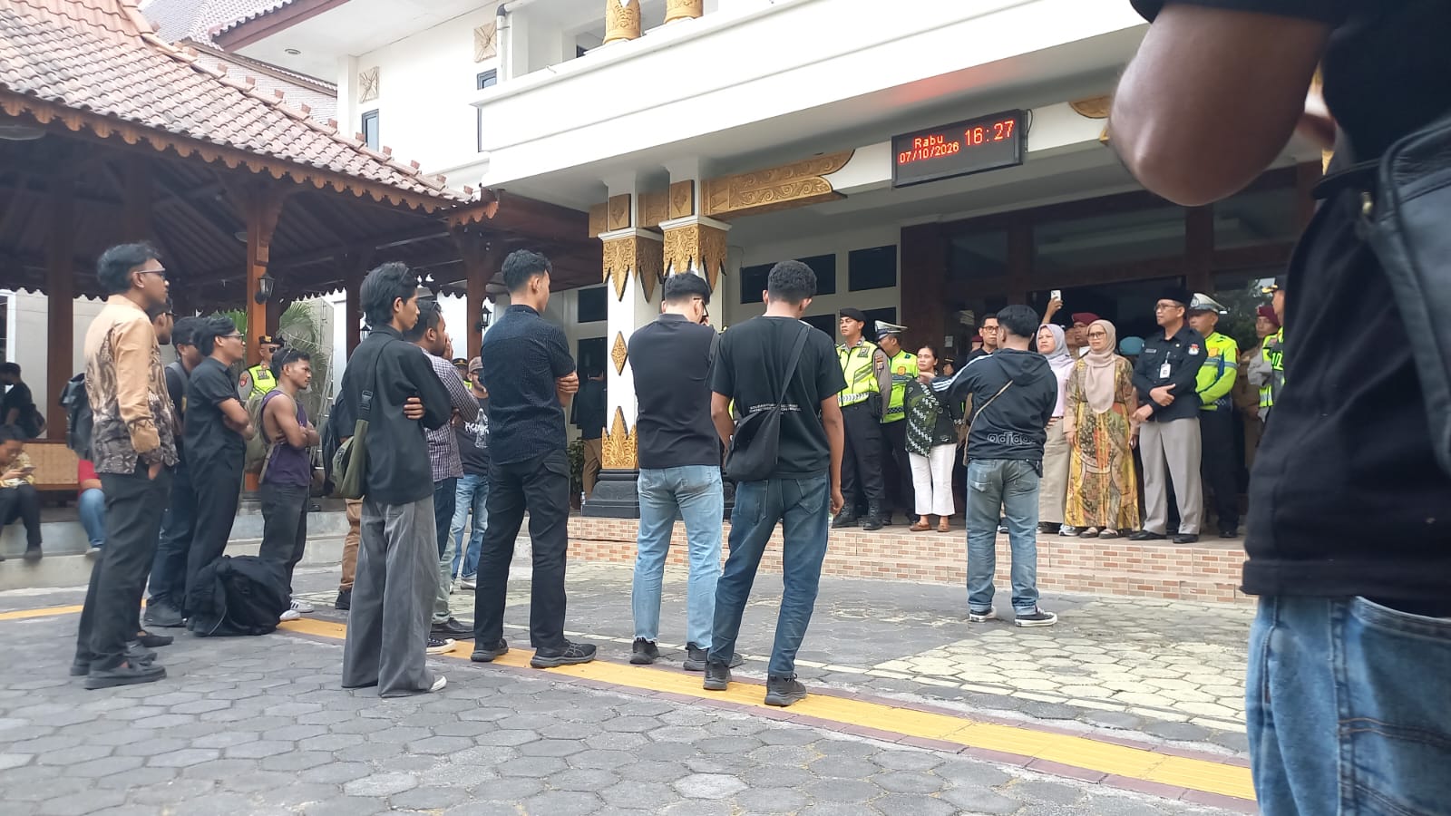 Massa Mahasiswa Demo di KPU DIY, Desak Gibran Mundur dari Jabatan Wapres