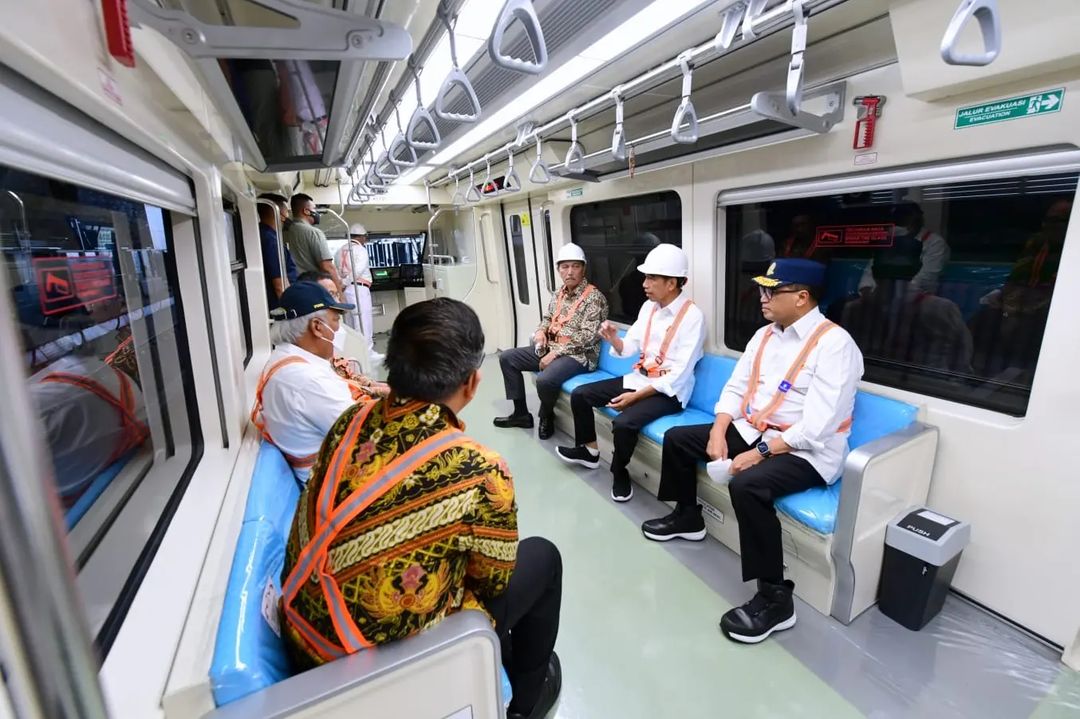 Penumpang bisa naik LRT Jabodetabek Gratis