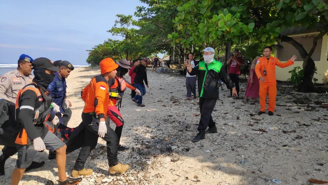 wisatawan terseret ombak di Pantai Pasir Putih 