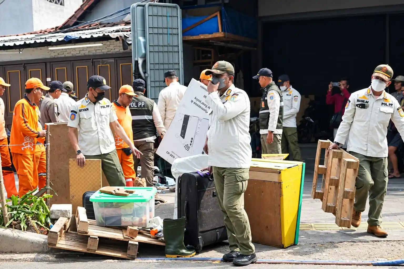 33 Lapak PKL di Kebayoran Lama Ditertibkan, Trotoar Kembali ke Fungsi Semestinya