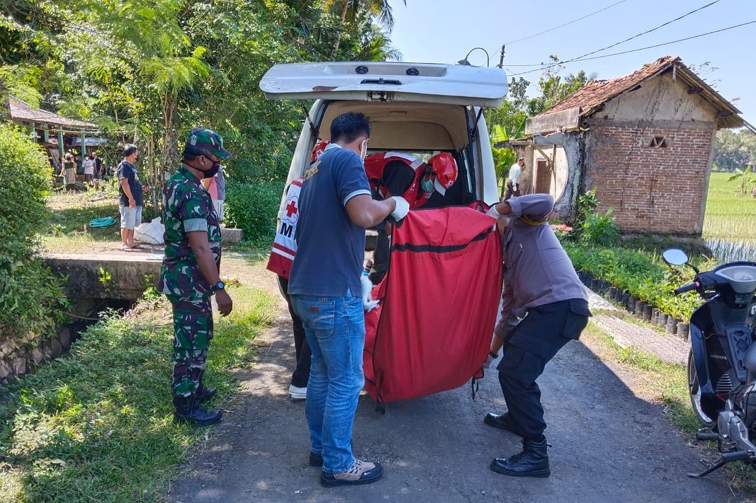 penemuan mayat pria di tumpukan sampah