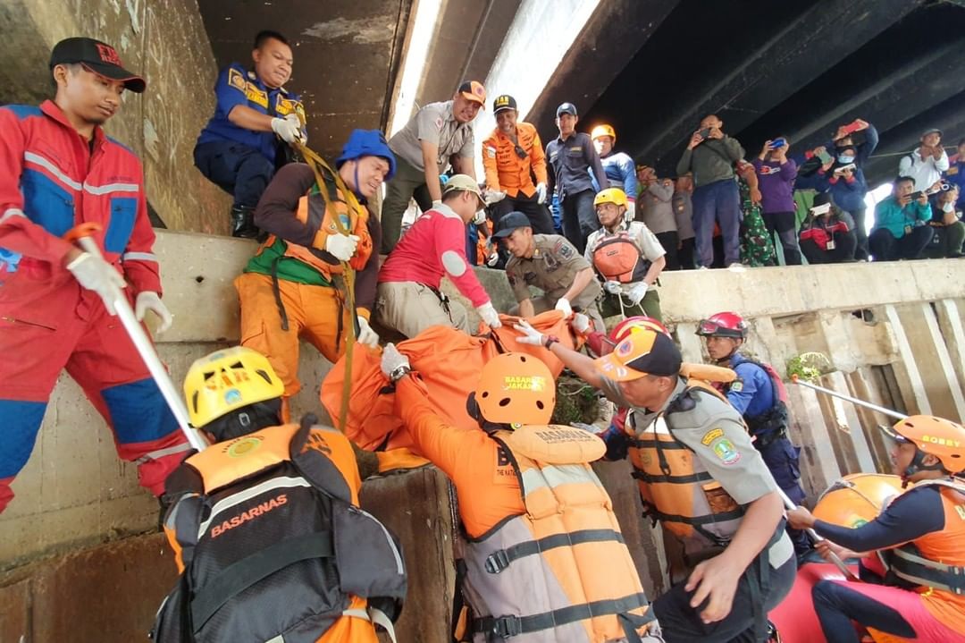 pria lompat dari Jembatan Kali Bekasi