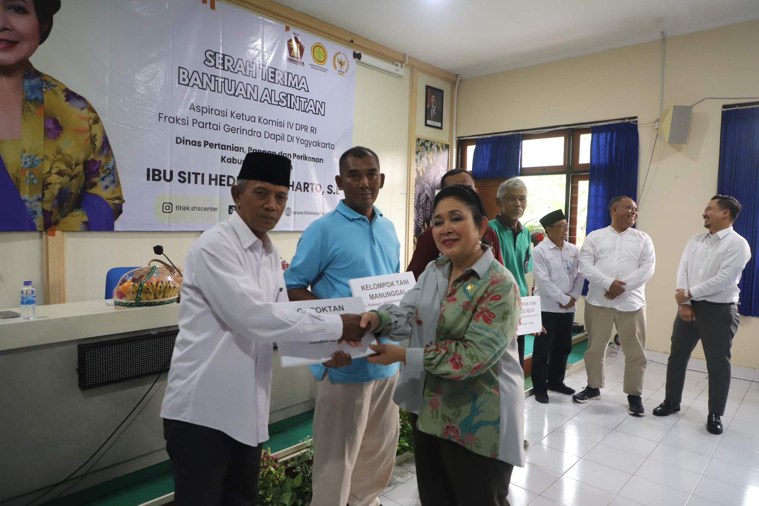 Titiek Soeharto Serahkan Bantuan Alat dan Mesin ke 20 Kelompok Petani di Sleman