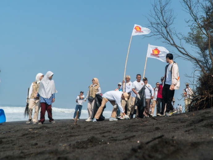 Gerindra Bersih Pantai Baru, Sekaligus Kenalkan Kampung Nelayan Merah Putih