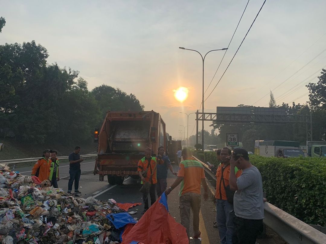 truk sampah terguling di Tol JORR hari ini