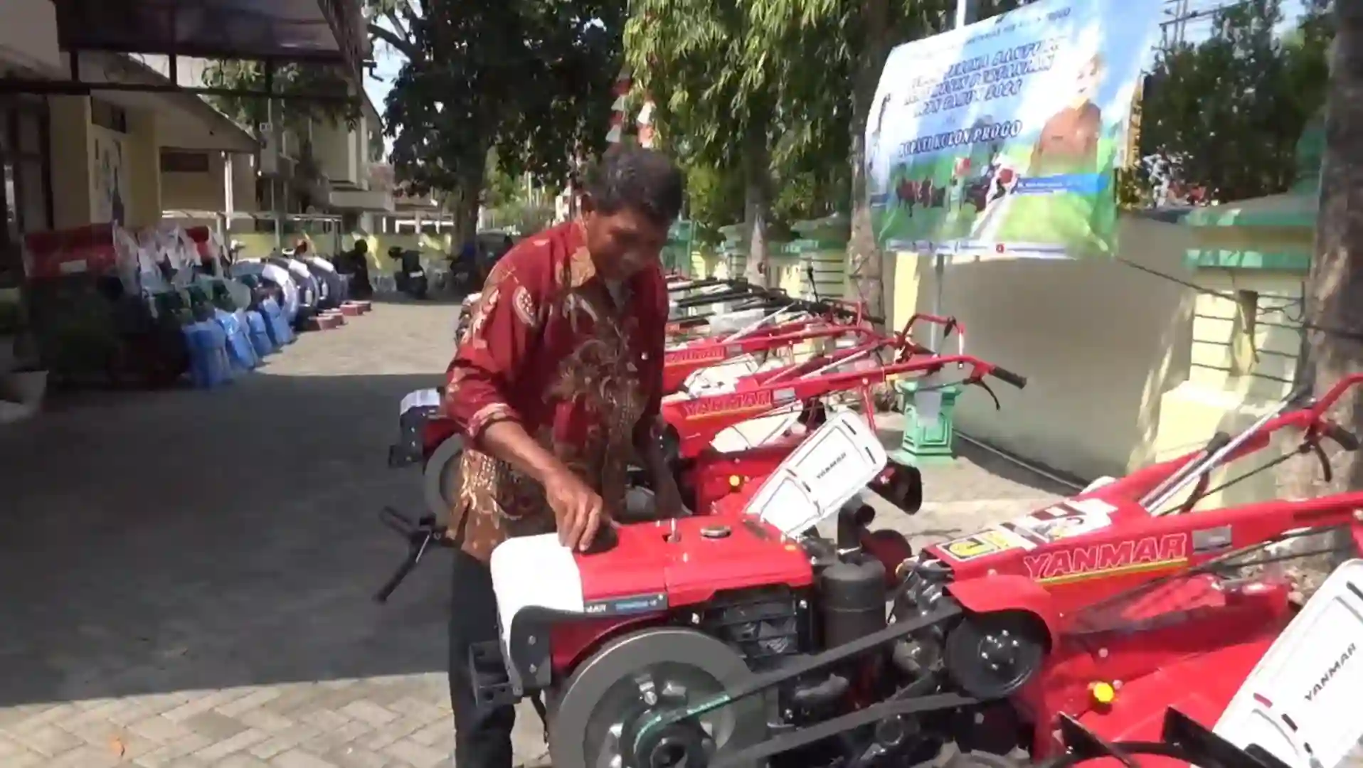 Dinas Pertanian dan Pangan Kulon Progo Salurkan 42 Alsintan ke Kelompok Tani, Dorong ...