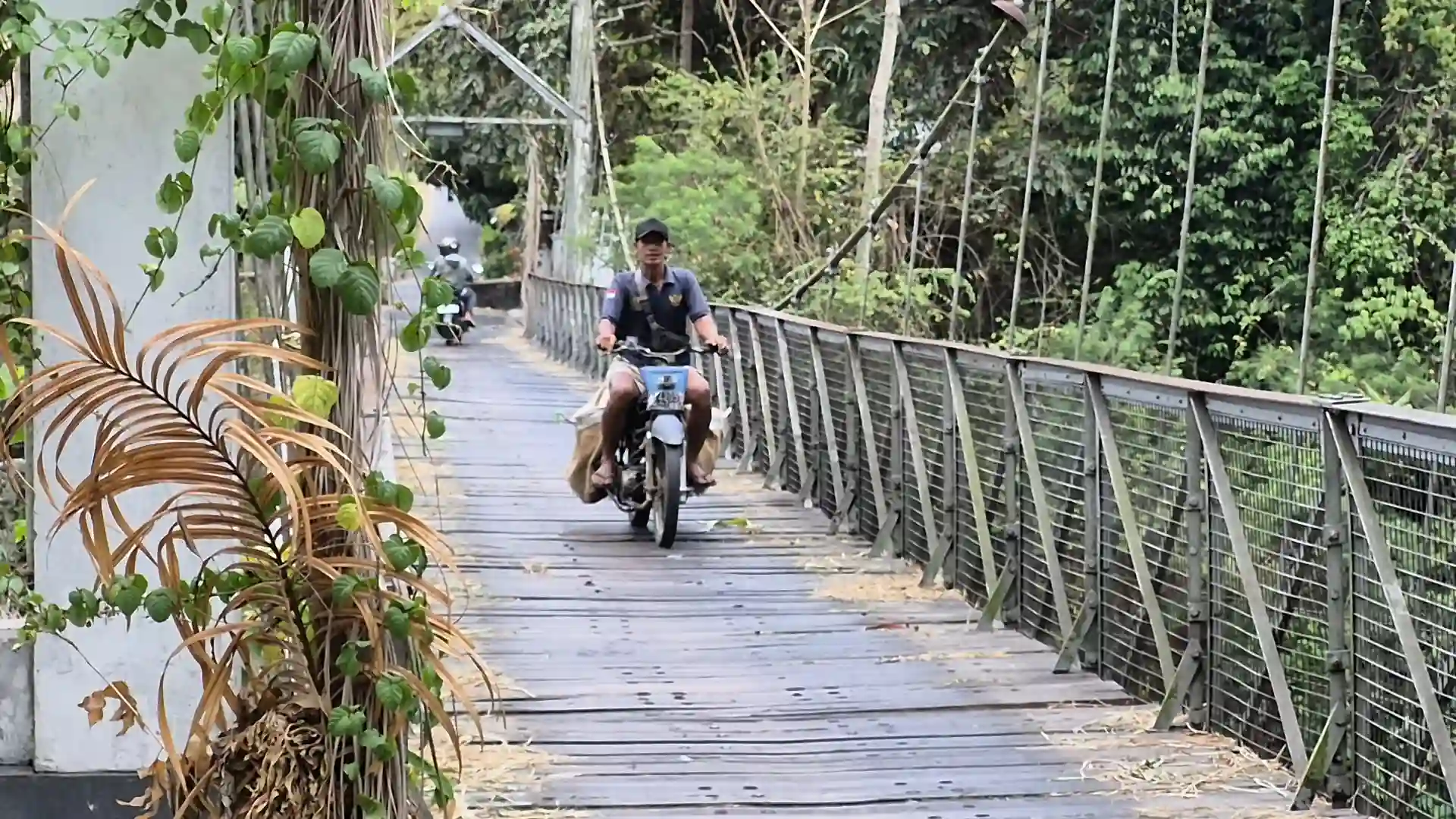 Jembatan Duwet Longsor dan Dipasangi Garis Polisi, Warga Tetap Melintas demi Ekonomi dan ...