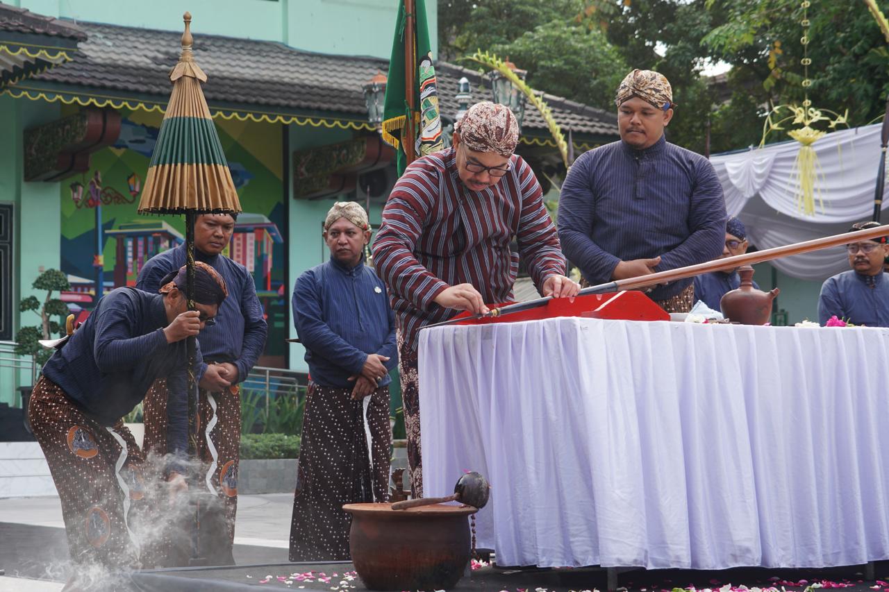 Jamasan Tombak Kyai Wijaya Mukti Jadi Simbol Merawat Budaya
