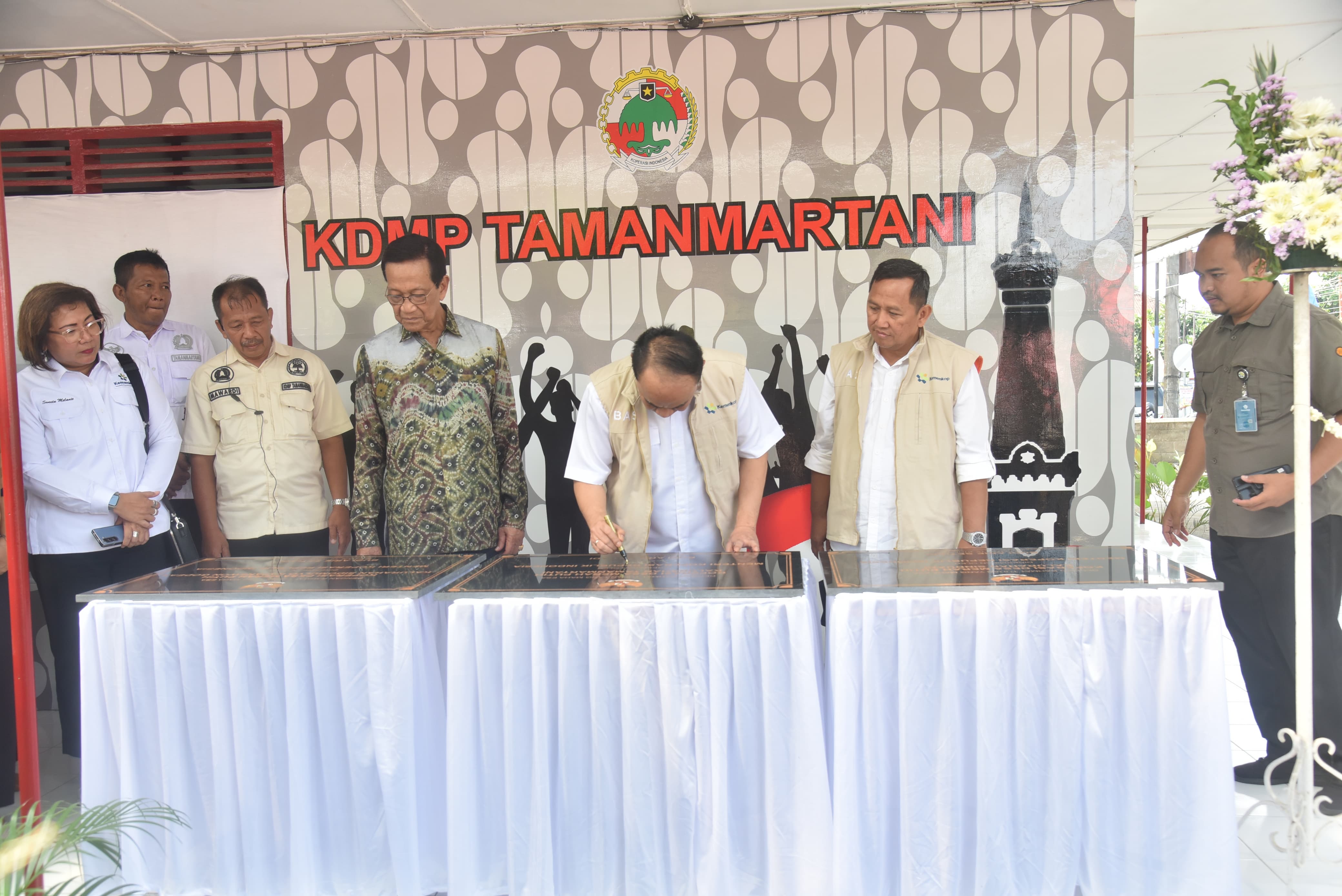 Menteri Koperasi Resmikan 3 Koperasi Merah Putih di Kabupaten Sleman