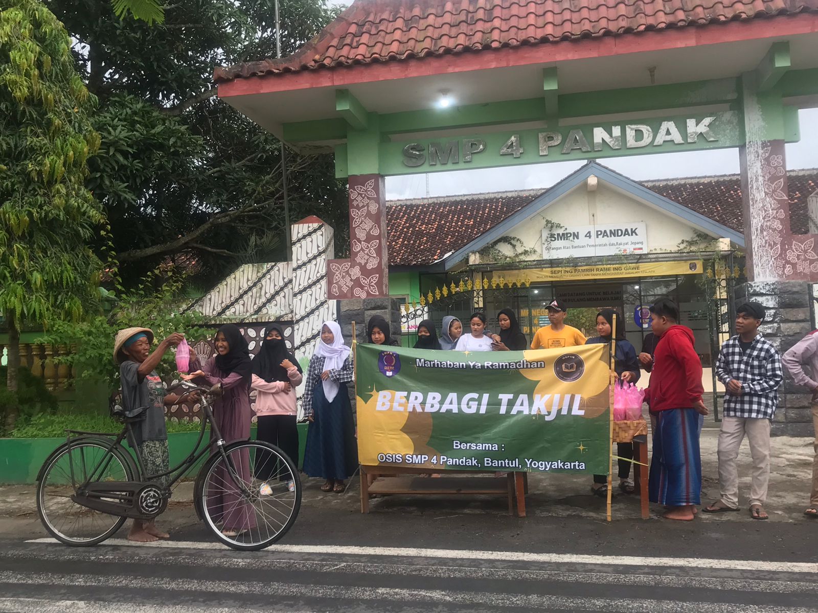 Salut! Pelajar di Bantul Bagi Takjil dari Jual Botol Bekas