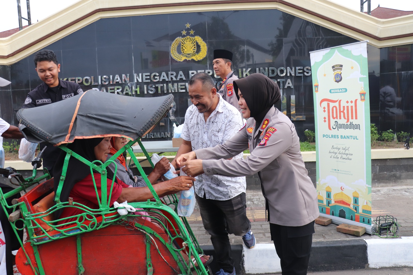 Ramadhan Berkah! Polres Bantul dan Forum Wartawan Bagi-bagi Takjil Untuk Warga