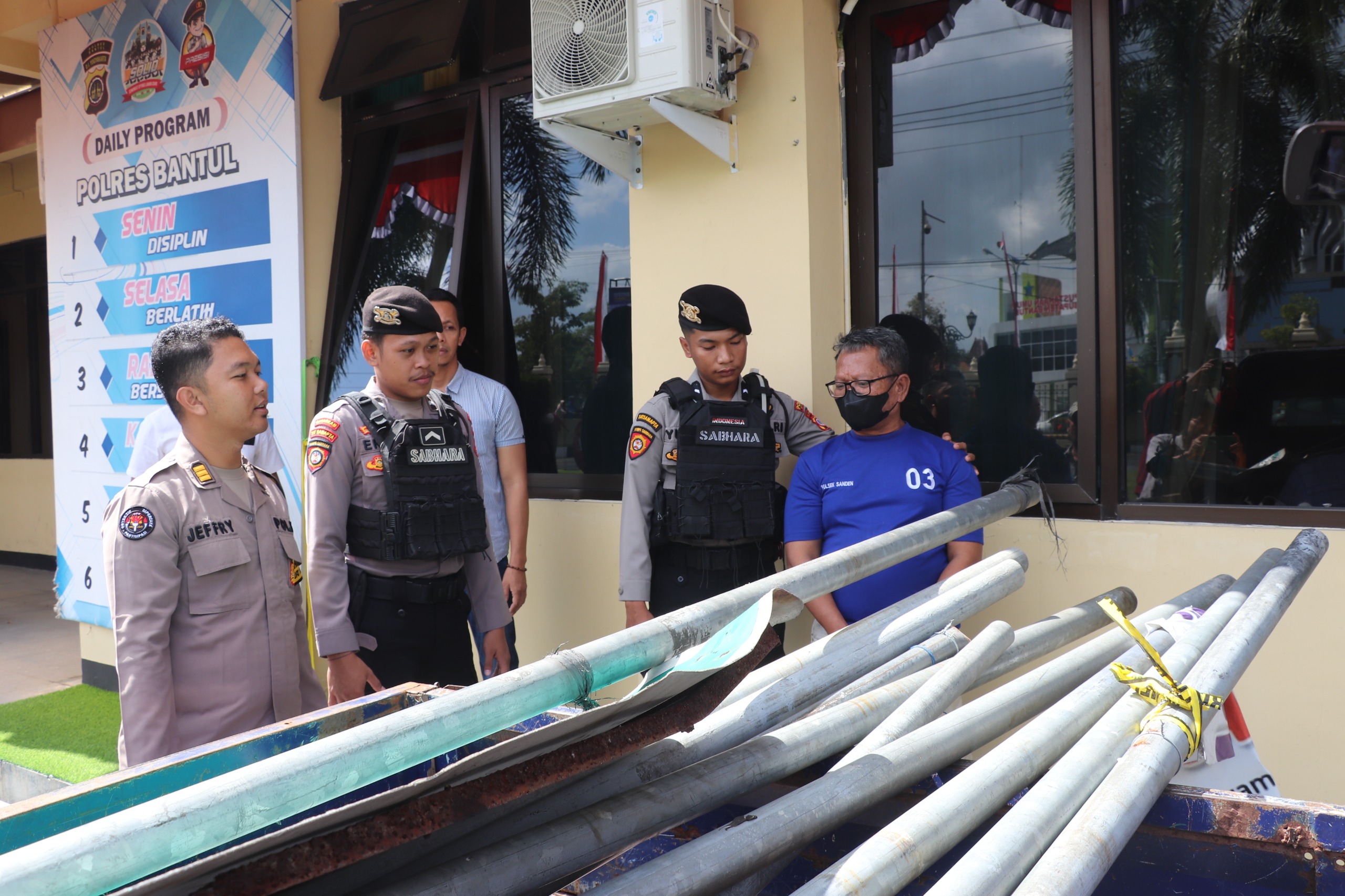 Pakai Plat Mobil Dinas Palsu, Begini Alasan Pencuri Besi Rambu Lalu Lintas di ...