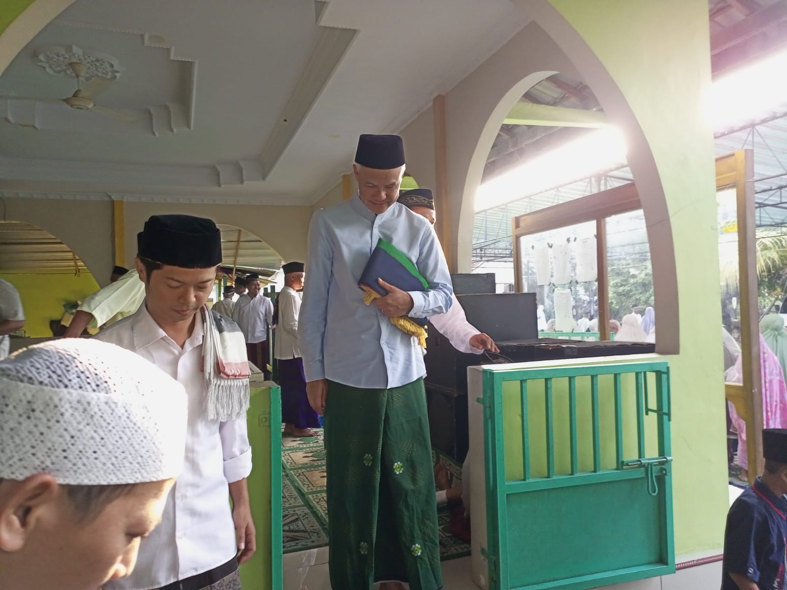 Ganjar Salat Idul Adha Bareng Keluarga di Masjid Salman Wedomartani Sleman