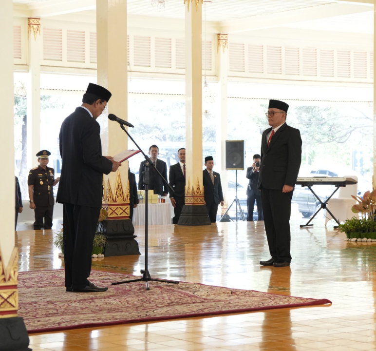 Gubernur DIY Sri Sultan Hamengku Buwono X Lantik Adi Bayu Kristanto Jadi Pjs ...