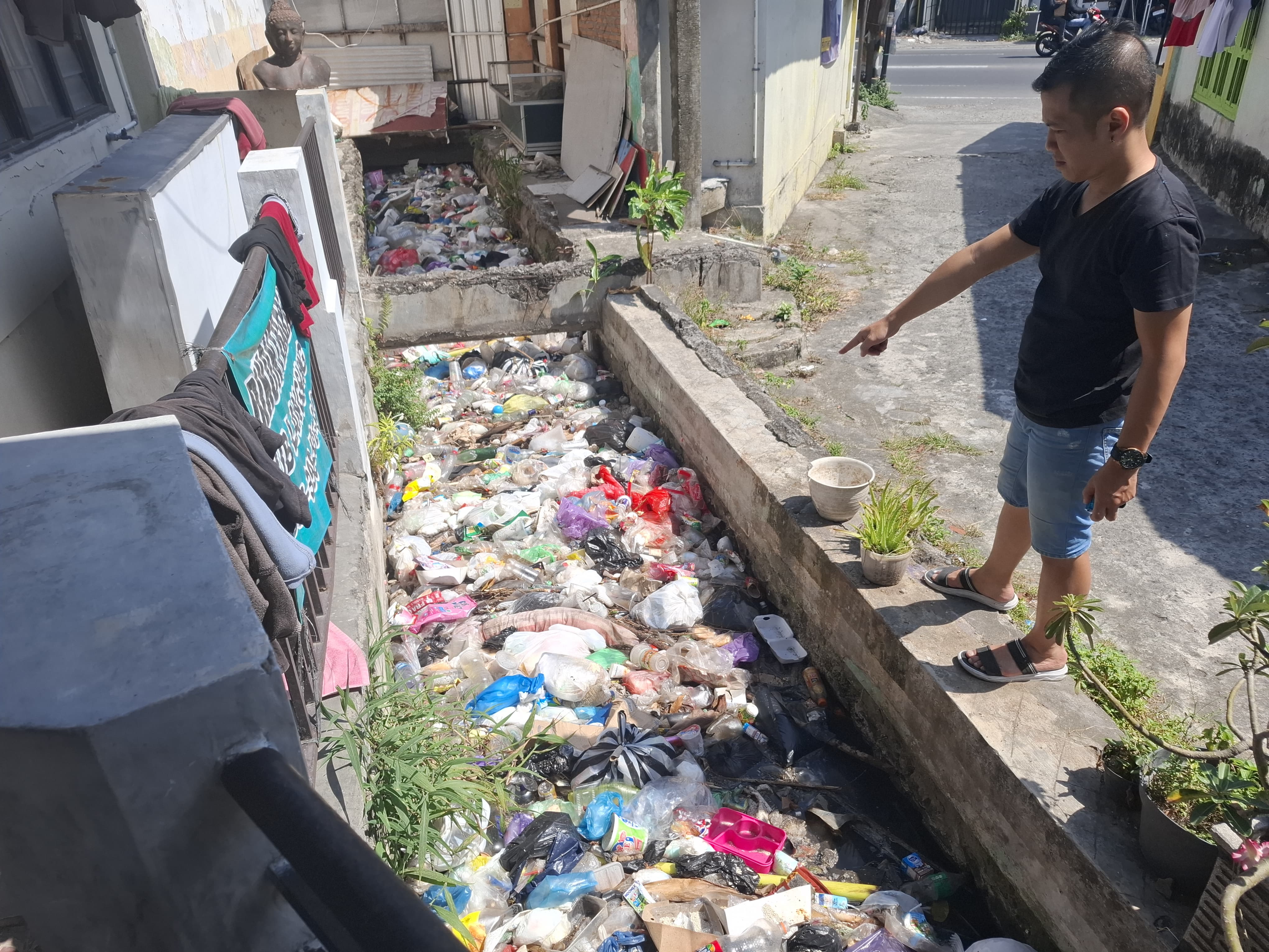 Tumpukan Sampah Menggenang di Saluran Irigasi, Warga Banguntapan Bantul Keluhkan Bau Tak Sedap