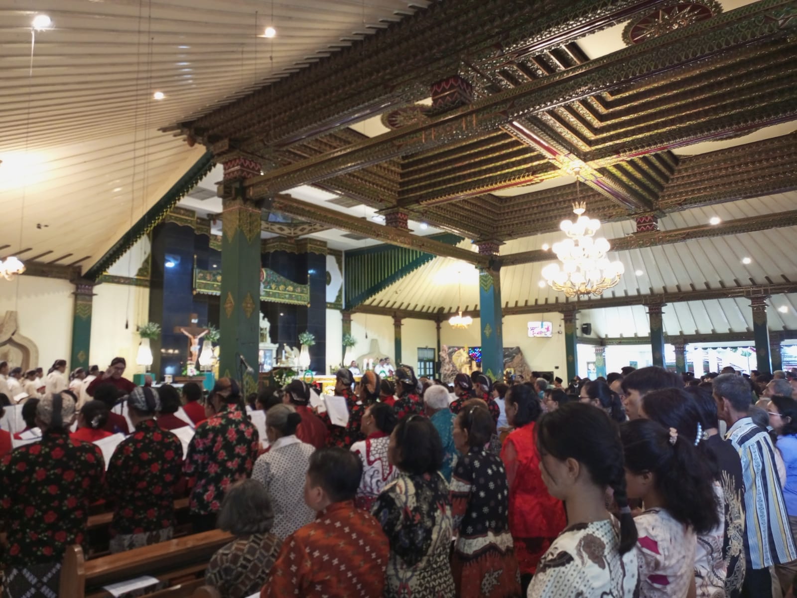 Ribuan Umat Katolik Padatai Gereja HKTY Ganjuran Bantul di Misa Malam Natal