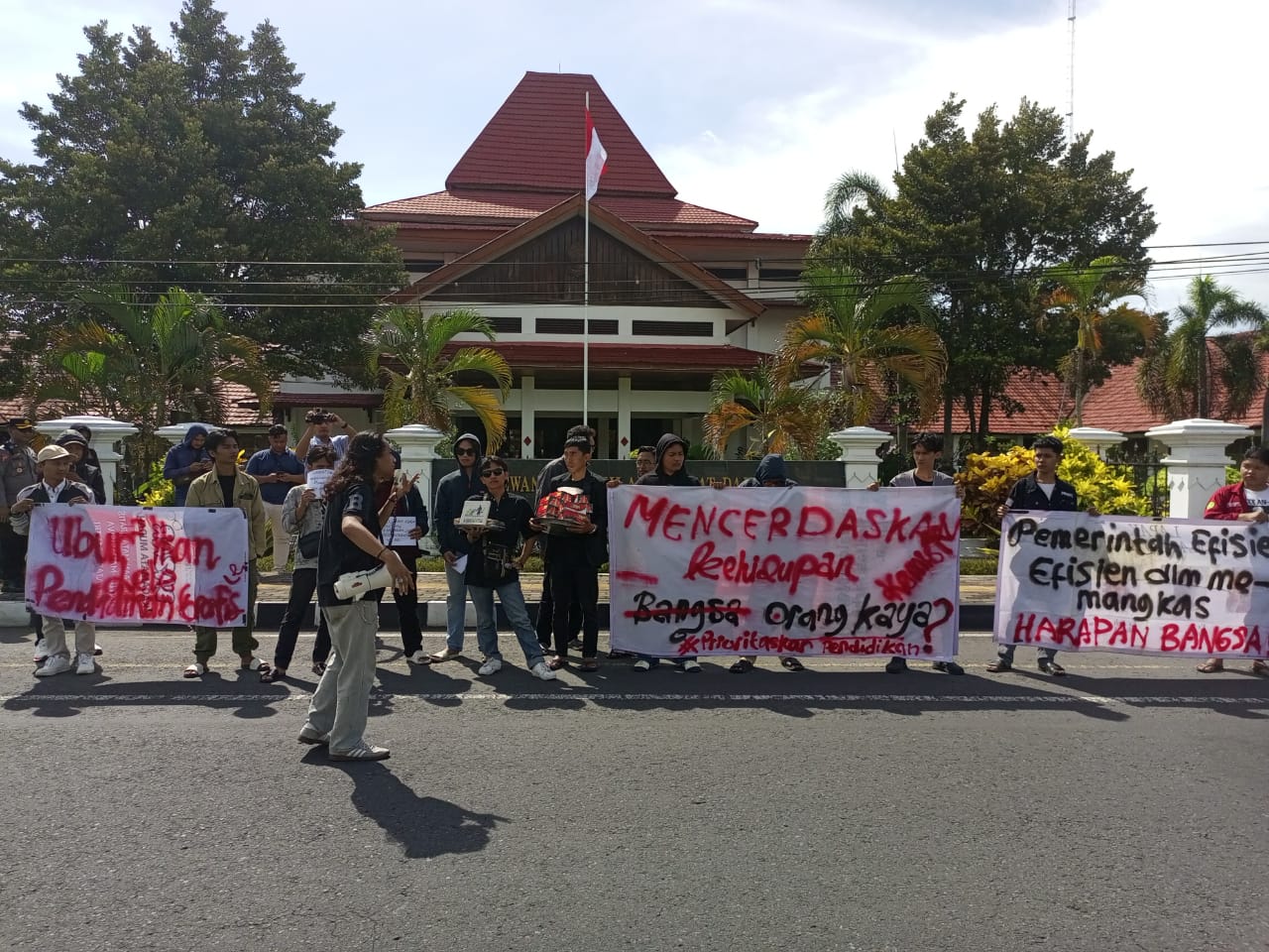 Ini 5 Tuntutan Mahasiswa Unjuk Rasa di Depan Gedung DPRD Bantul