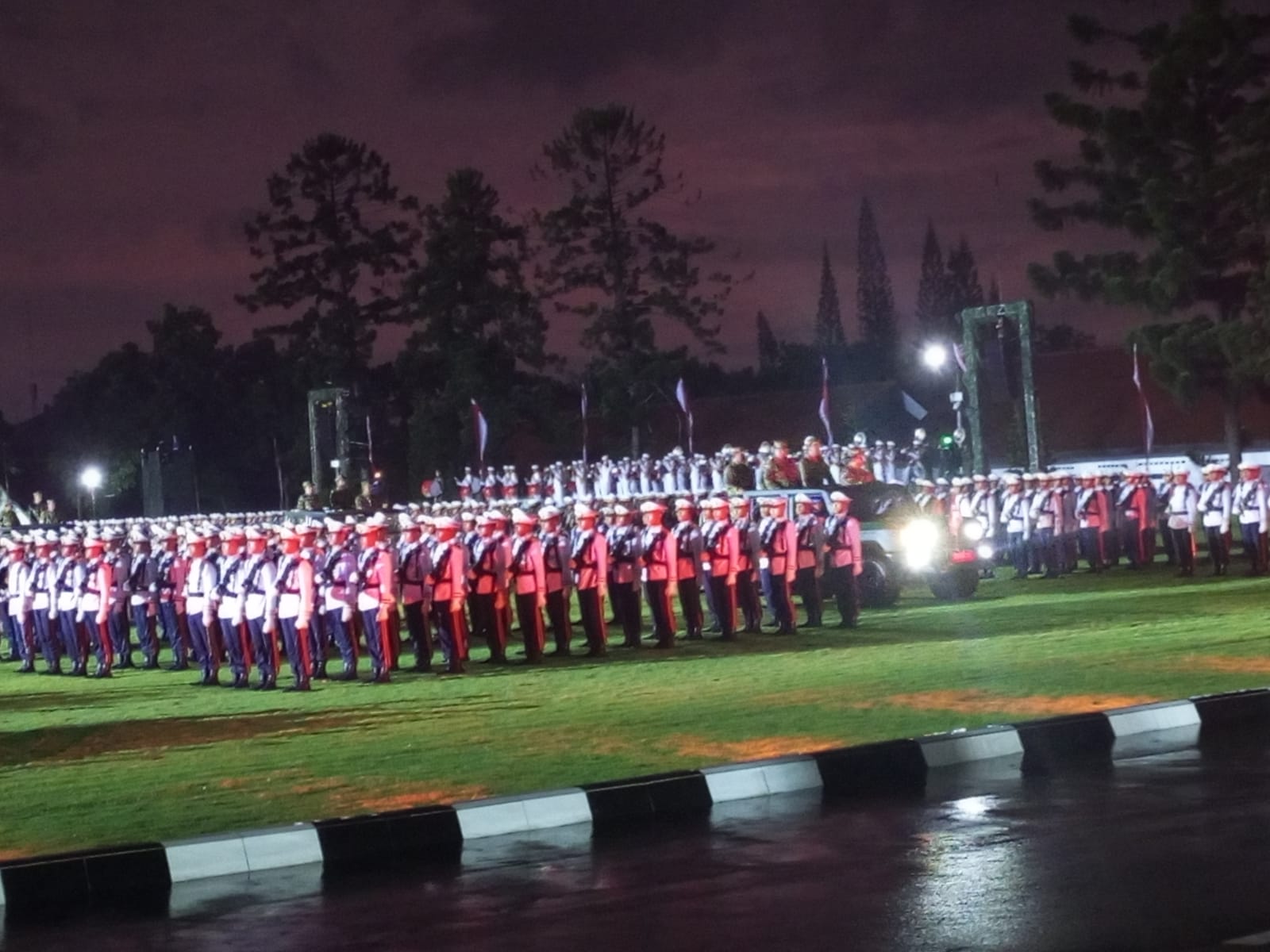 Hujan Deras Iringi Parade Senja Retret Akmil Magelang