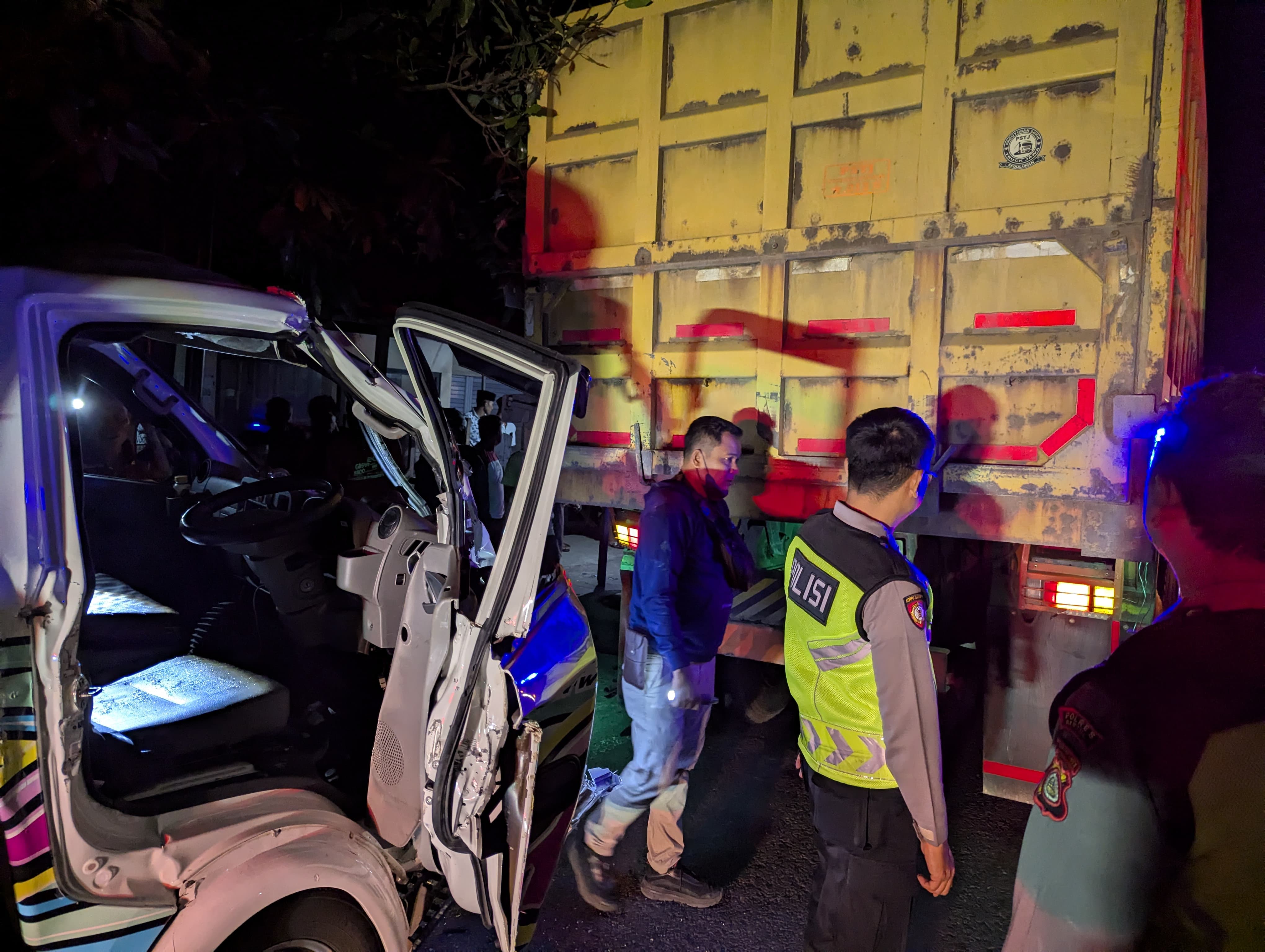 ‎Kecelakaan di Jalan Srandakan Bantul, Isuzu Traga Tabrak Tronton Parkir di Bahu Jalan ...