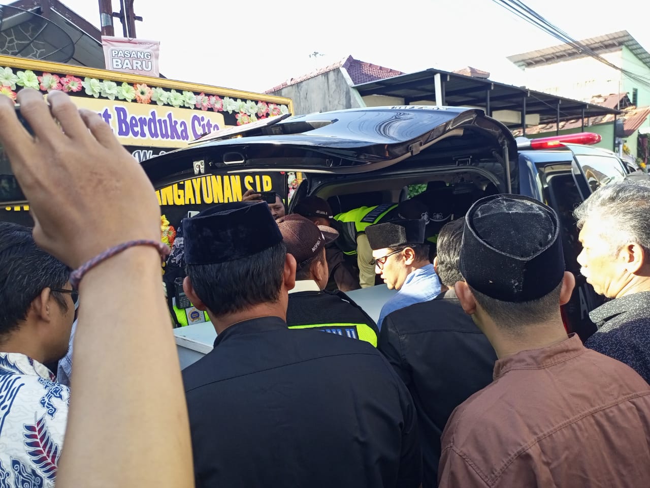 Kedatangan Jenazah Diplomat Muda Kemlu Arya Daru Pangayunan Disambut Isak Tangis Keluarga