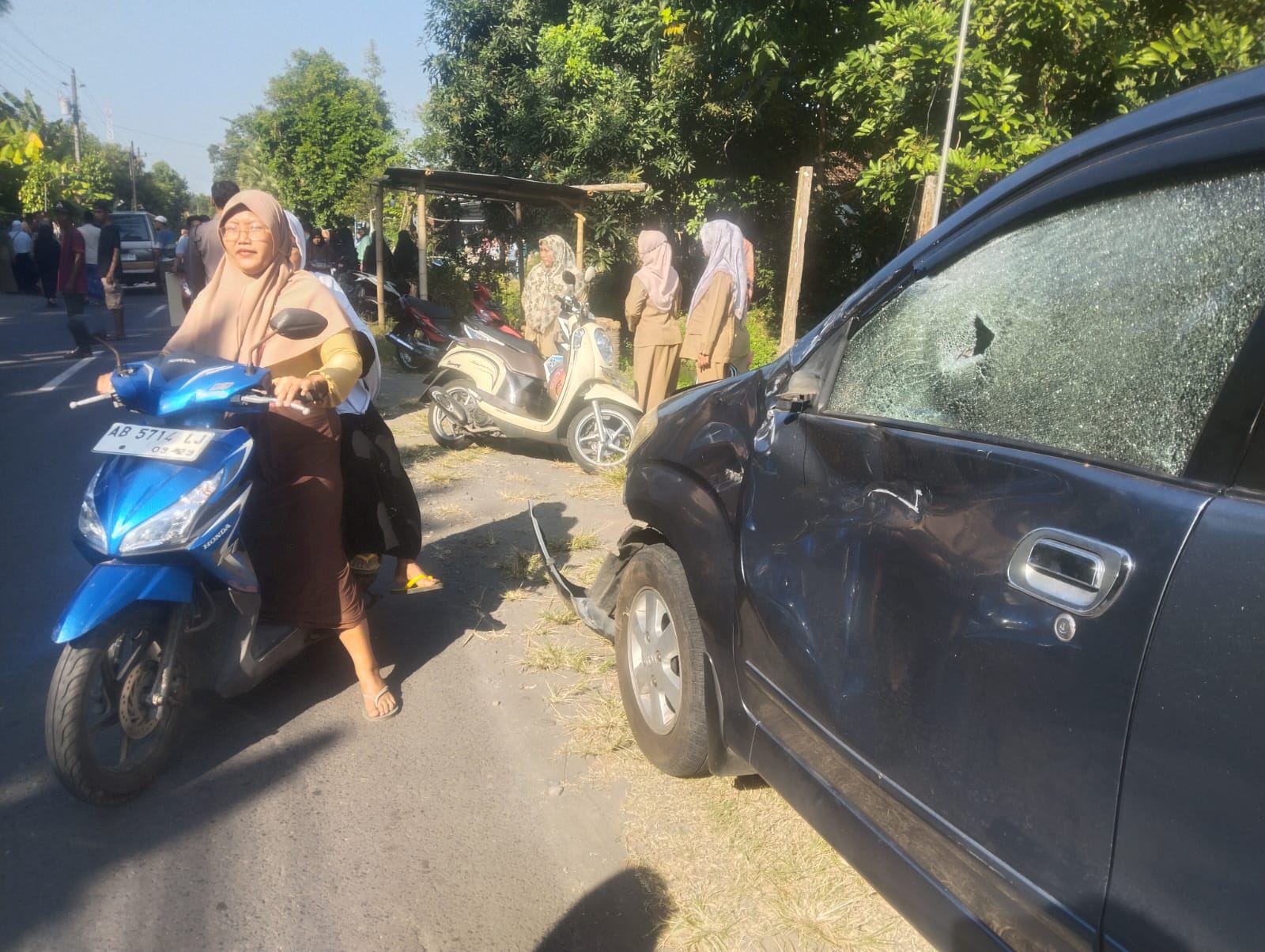 Kecelakaan di Sanden Bantul, Toyota Avanza Tabrak Motor Parkir di Pinggir Jalan, Satu ...