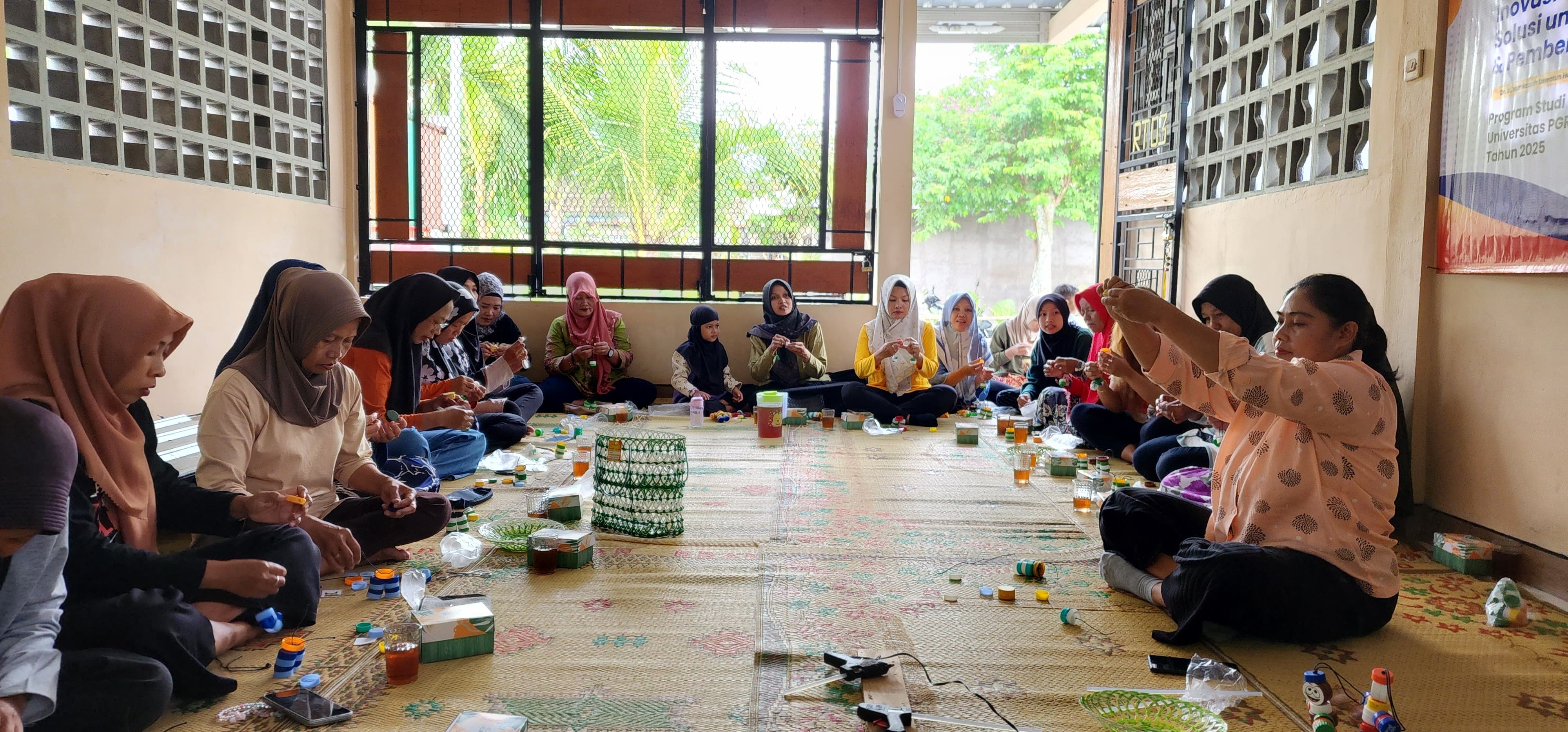 ‎Edukasikan Pengolahan Sampah Anorganik, Dosen Pertanian UPY Ajak Warga Gamping Sleman Ubah Barang ...