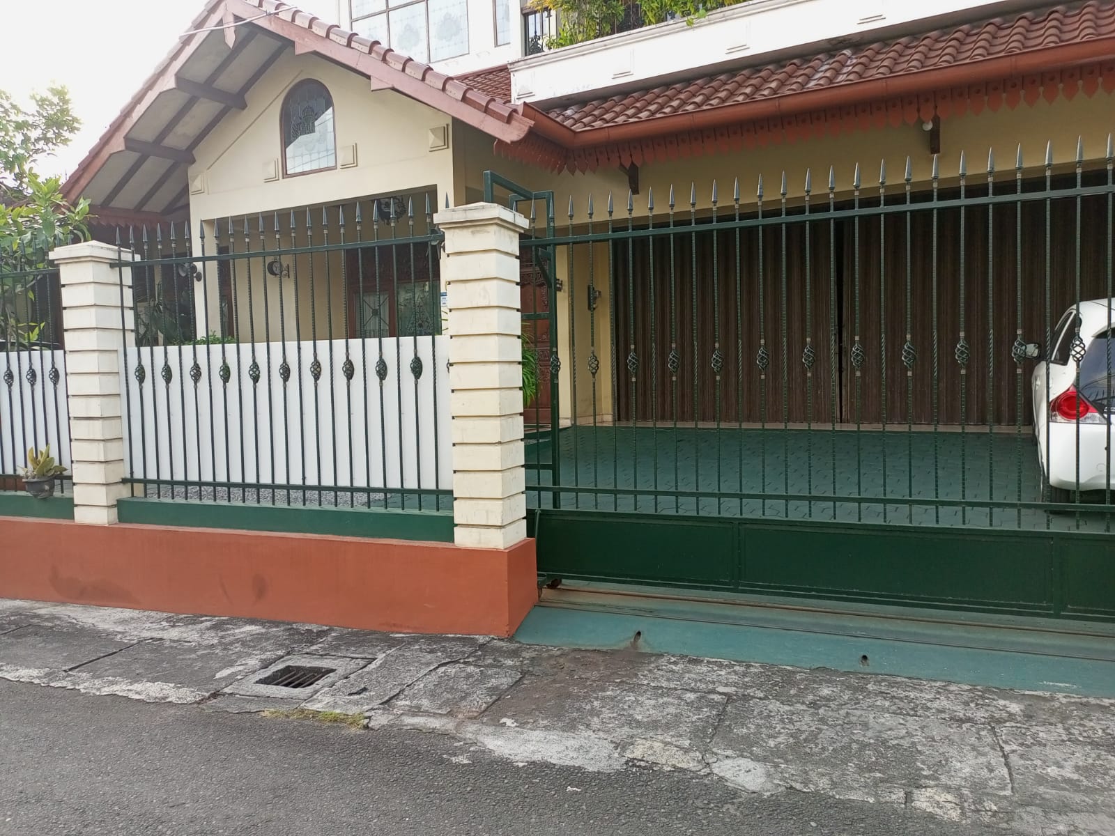‎Suasana Rumah Keluarga Diplomat Muda Kemlu Pasca Konpres Polda Metro Jaya, Pintu Tertutup ...