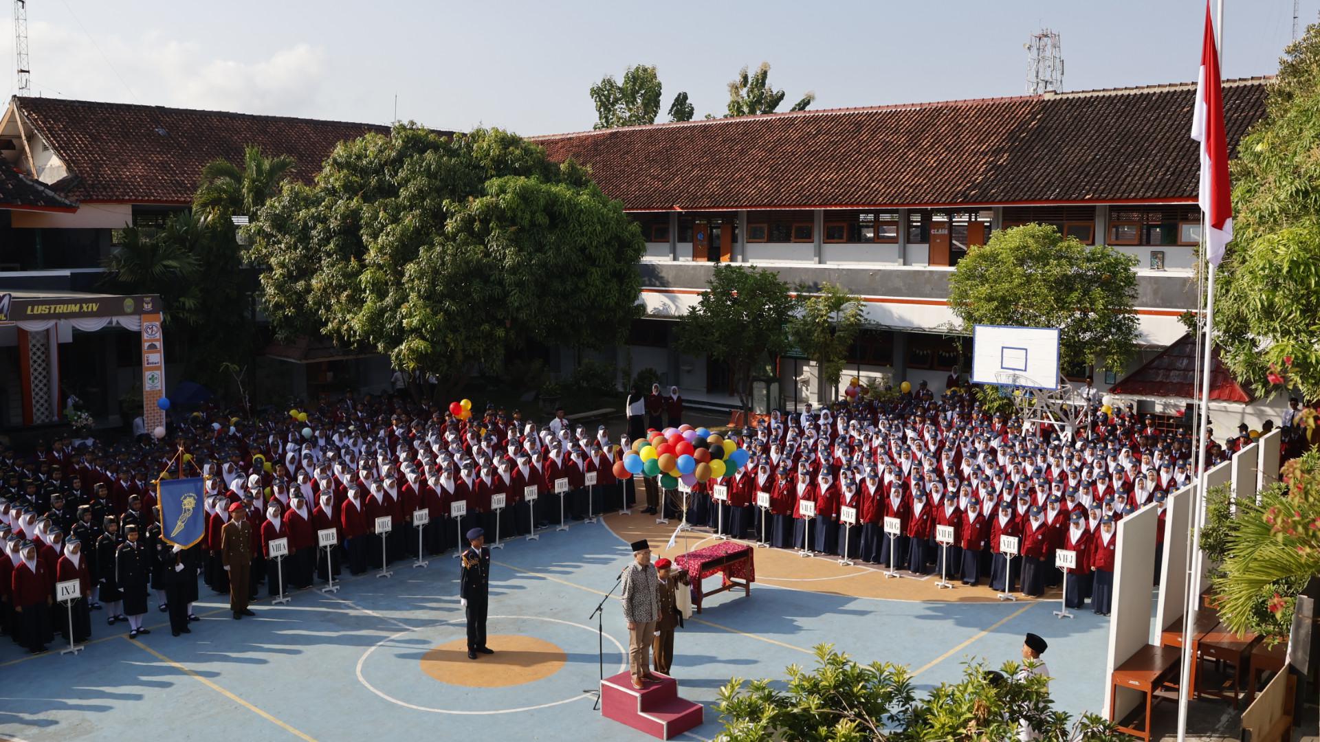 HUT ke-70 SMPN 1 Bantul, Bupati Abdul Halim Muslih Ingatkan Gen Alpha Hindari ...