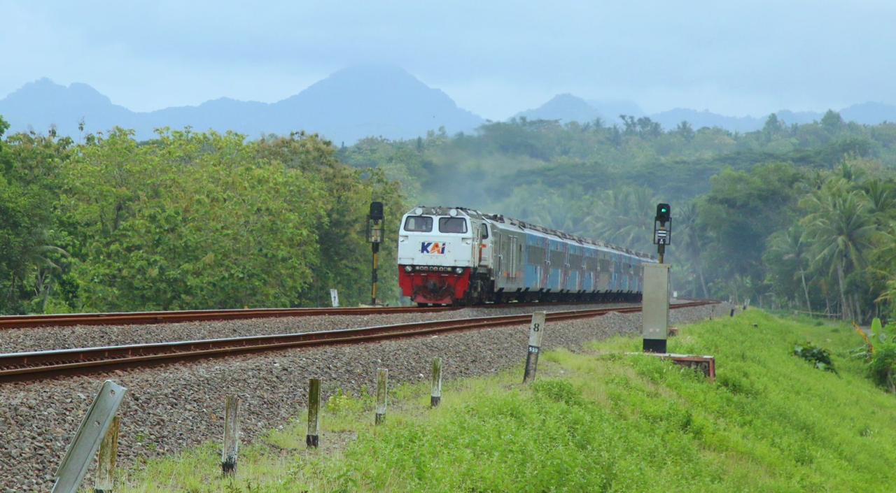 Frekuensi Perjalanan KA Tinggi Selama Libur Lebaran, Waspadai Jalur Kereta Api