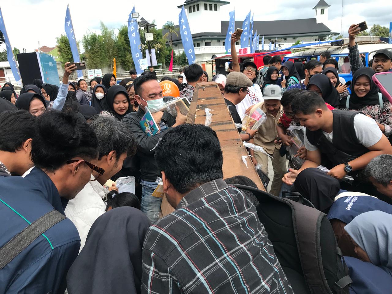 Pasar Sastra Dibuka, Ratusan Pengunjung Antusias Berebut Gunungan Buku di FSY 2025