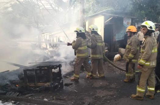 kebakaran di cigondewah kota bandung