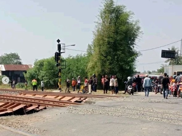 Pengendara Motor Tertabrak Kereta di Bojongsari Bekasi, Meninggal di Tempat