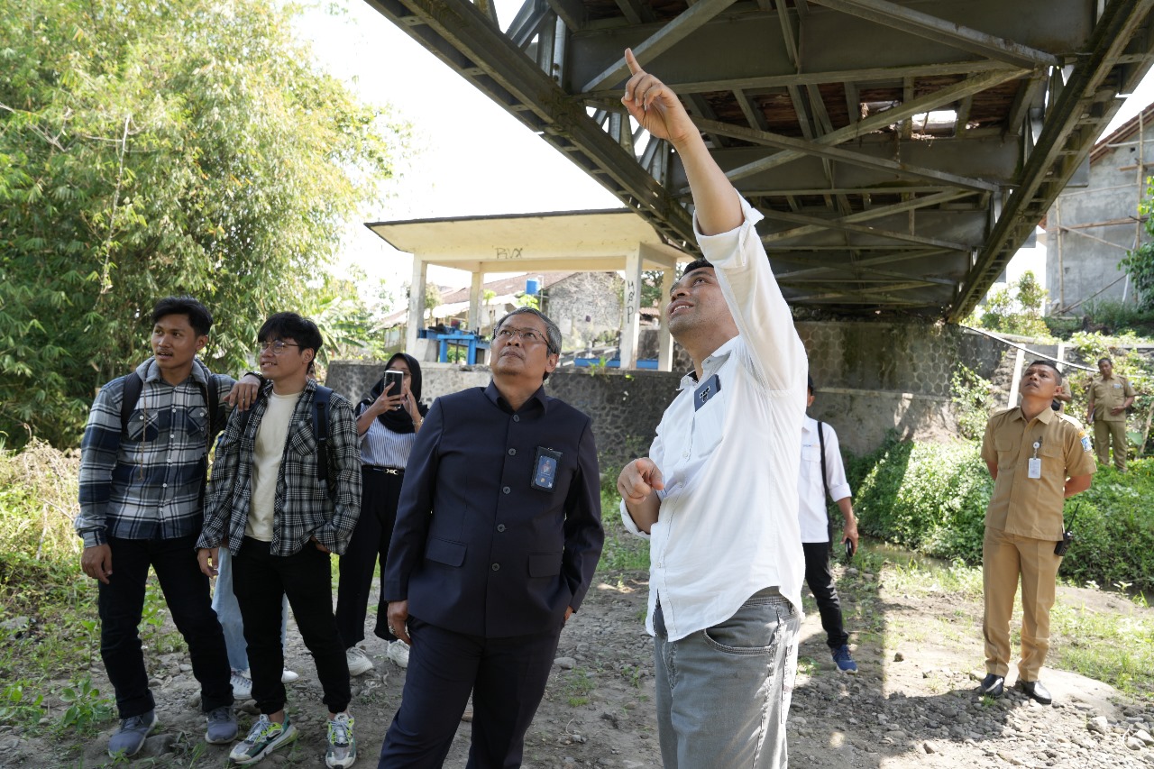 Tinjau Jembatan Rusak, Pjs Bupati Sleman Harap Kerjasama Pemkab dan Akademisi Lakukan Tindaklanjut ...