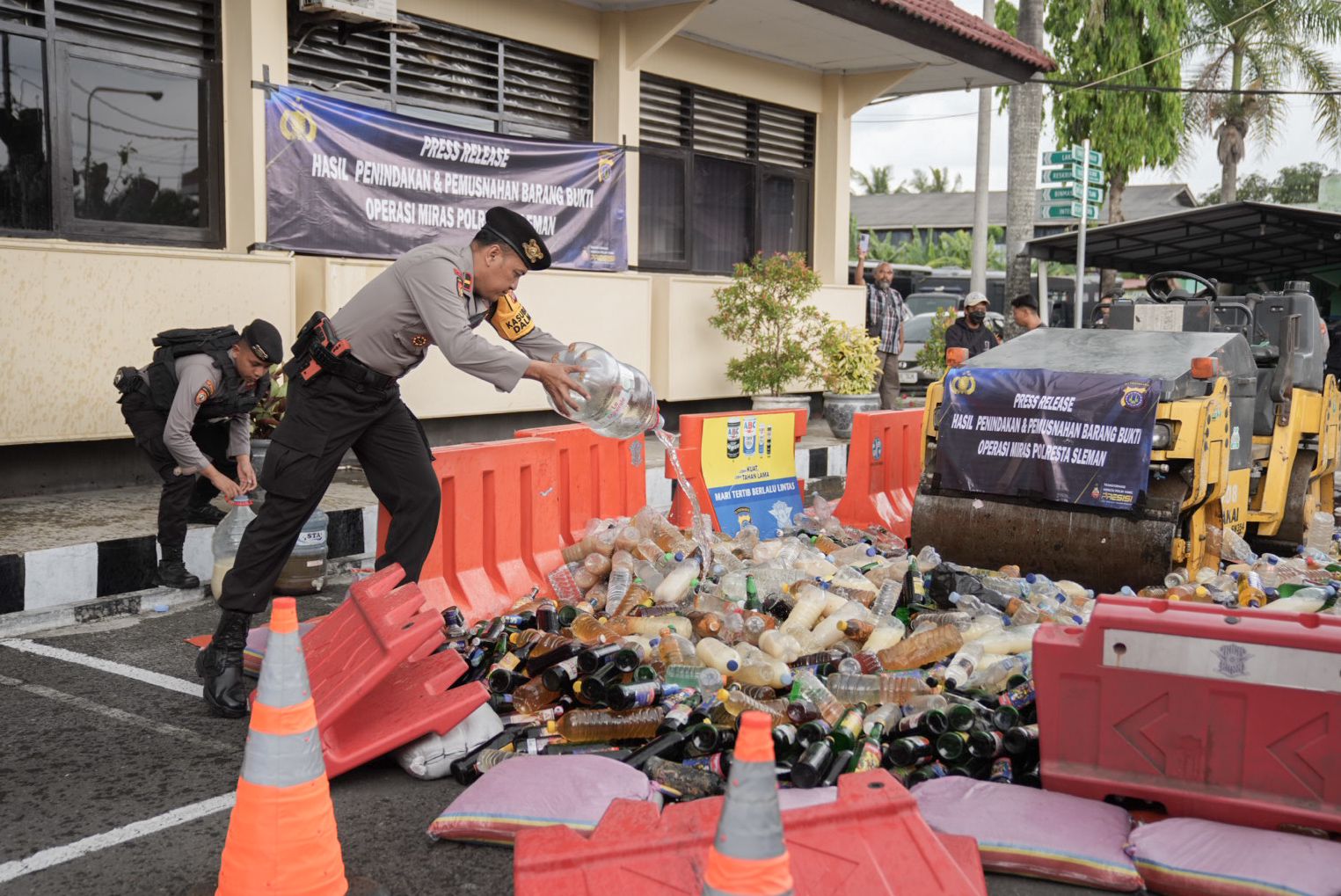 Polresta Sleman Musnahkan Ribuan Botol Miras Berbagai Merk