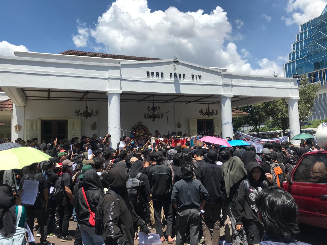 Demo Gagalkan RUU TNI di Jogja, Massa Aksi Sempat Ditemui Ketua Komis A ...