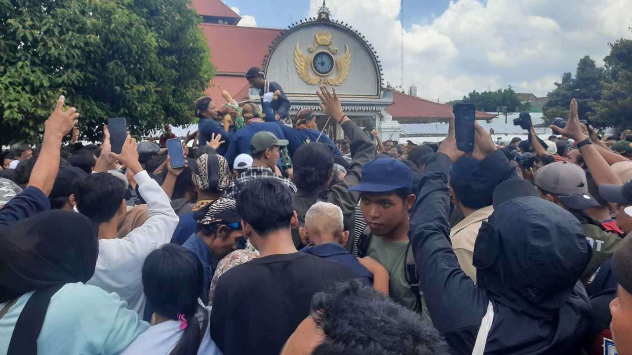 Kraton Yogyakarta Kembali Gelar Garebeg Mulud, Warga Antusias Berebut Gunungan