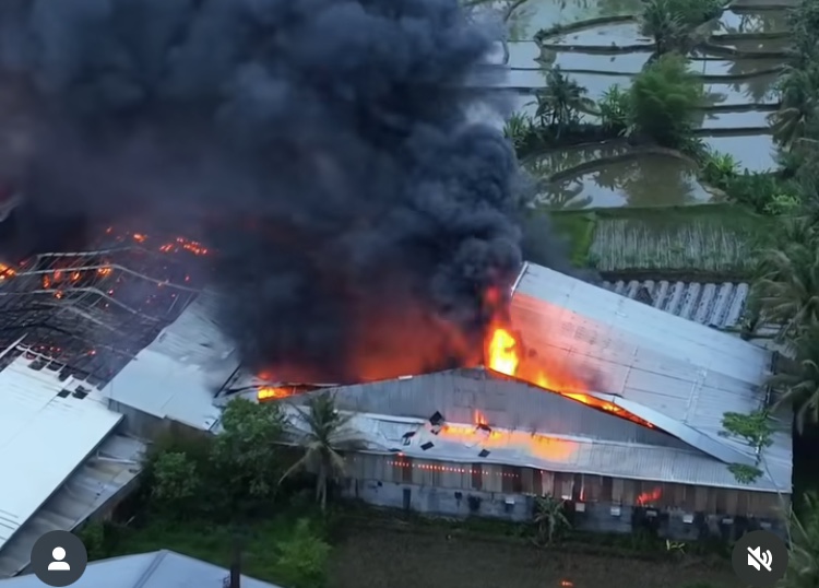 Kebakaran Pabrik Garmen di Balong Sleman, Petugas Kesulitan Menuju Lokasi