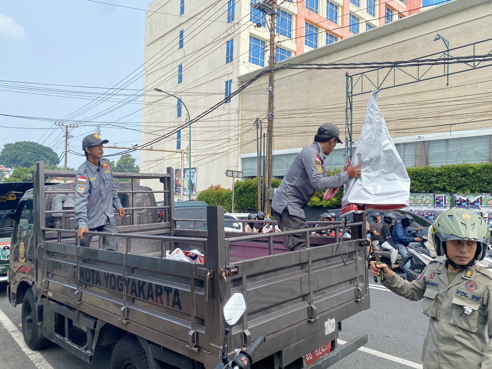 Jelang Pilkada Jogja, Satpol PP Tertibkan APK Masih Terpasang