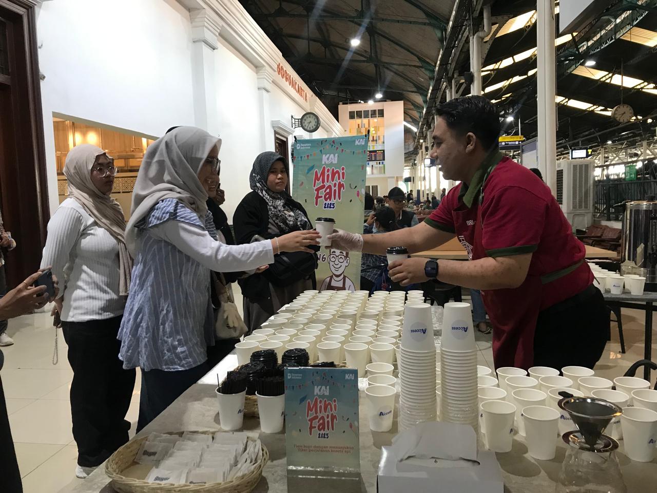 Akhir Pekan di Stasiun Tugu, KAI Bagikan Kopi Gratis dan Es Krim untuk ...
