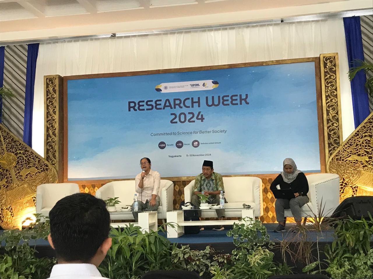 70 Karya Penelitian Dipamerkan dalam Research Week 2024 Fisipol UGM