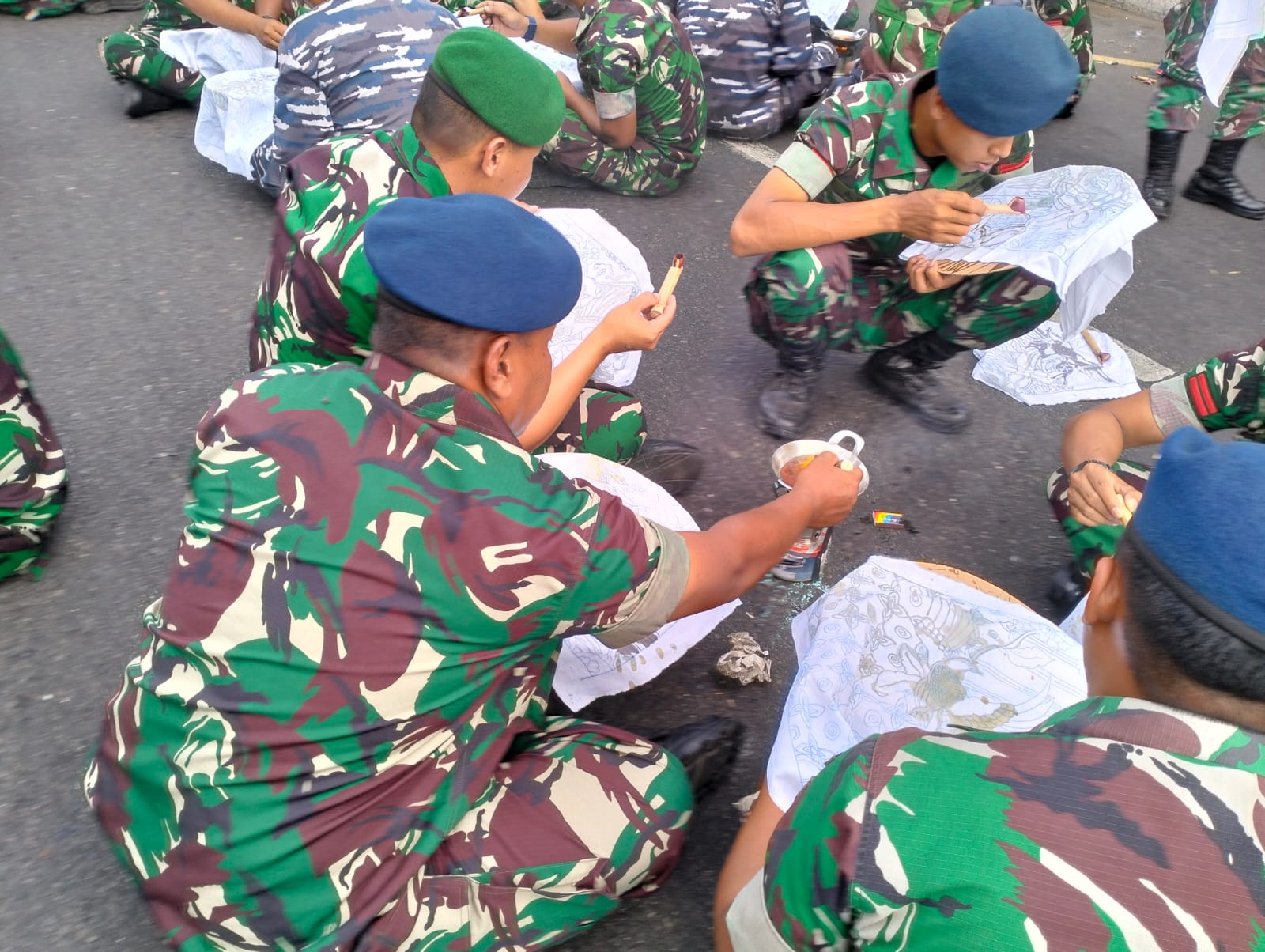 Kompak! 1001 Prajurit TNI Membatik Di Tugu Yogyakarta Dan Pecahkan ...