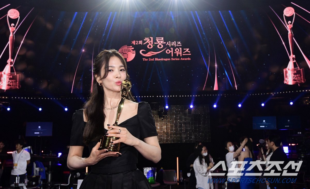 Daftar Lengkap Pemenang Blue Dragon Series Awards 2023, Song Hye Kyo ...