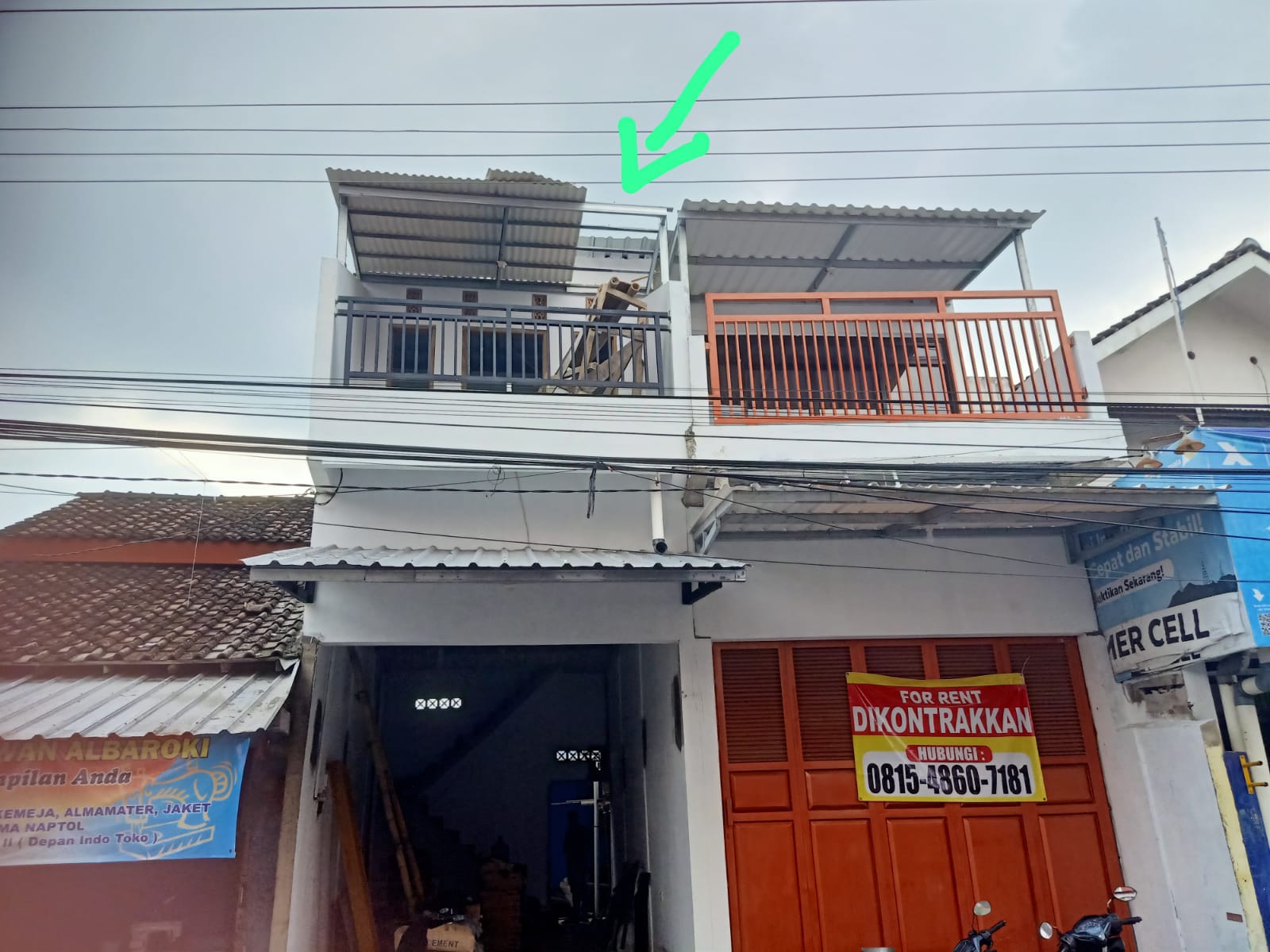 Sedang Bekerja Pasang Atap, Seorang Pria Tersengat Listrik