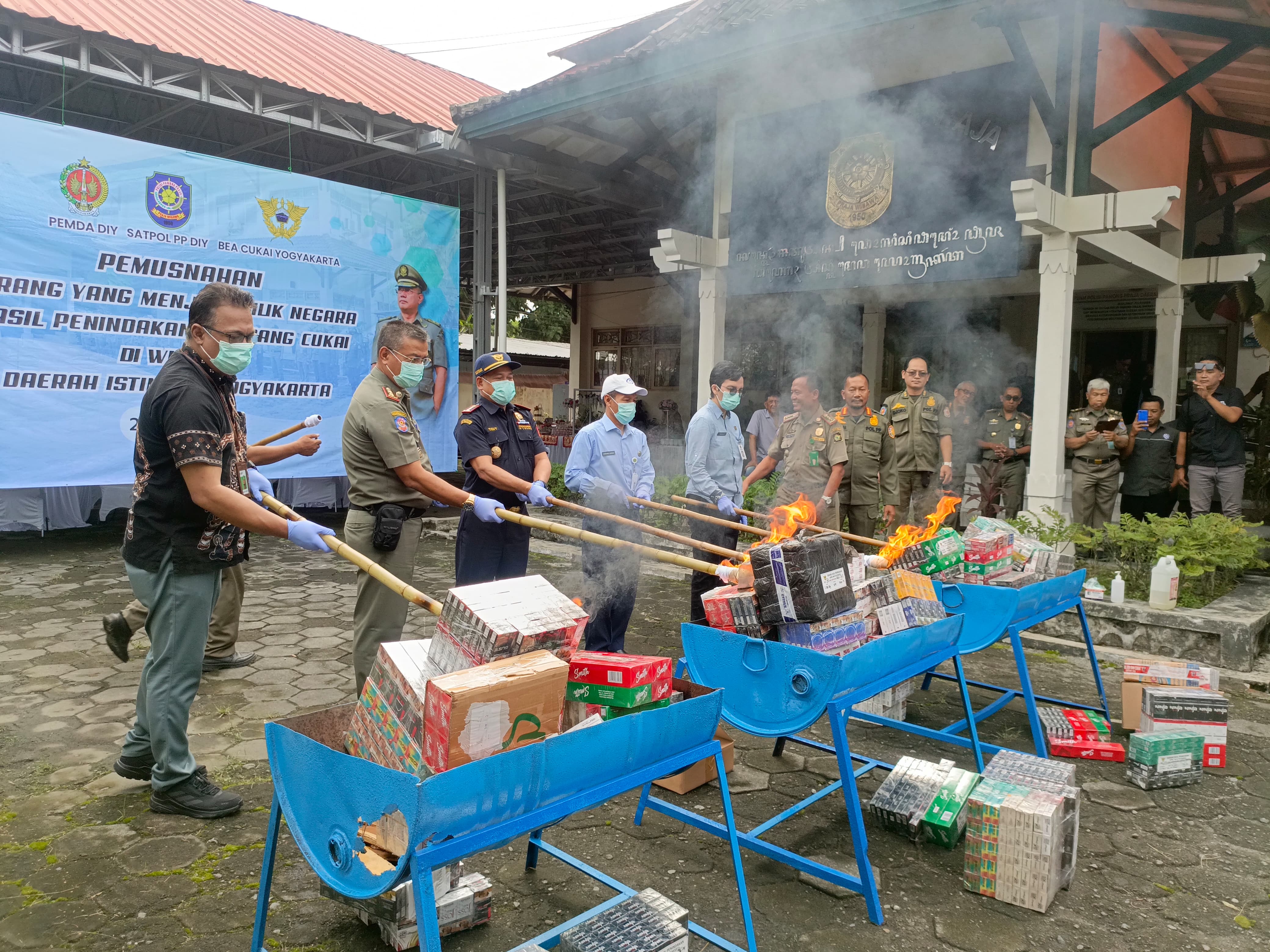 Rokok dan Vape Ilegal Senilai Rp 2,5 Miliar Dimusnahkan di Kantor Satpol PP ...