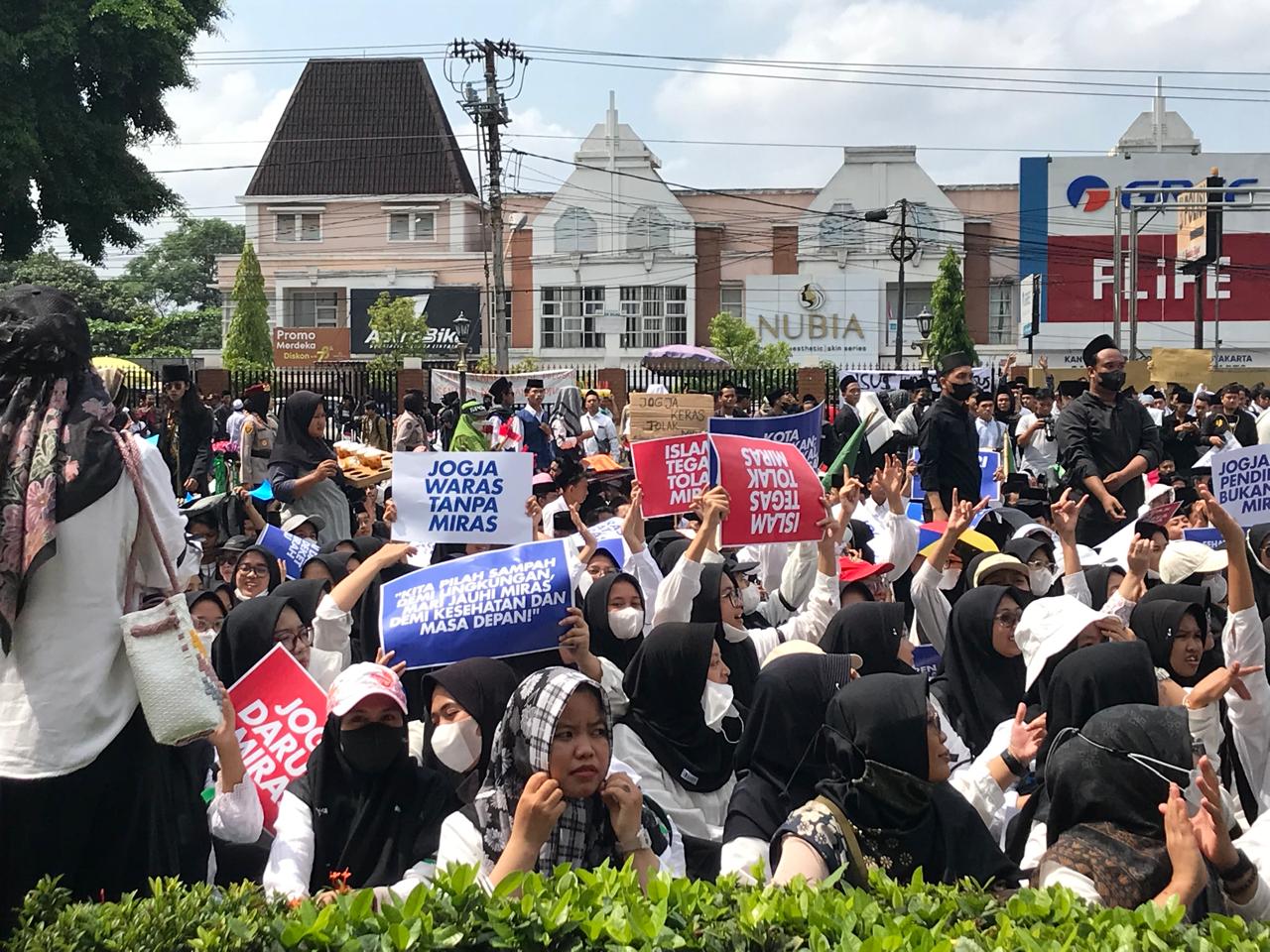 Merespon Kasus Penusukan dan Peredaran Miras, Ribuan Santri Geruduk Polda DIY