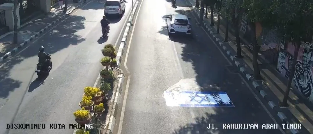 Aksi Warga Malang Buat Stiker Bendera Israel di Aspal Jalanan, Netizen: Bagus Biar di Injak Seluruh Masyarakat