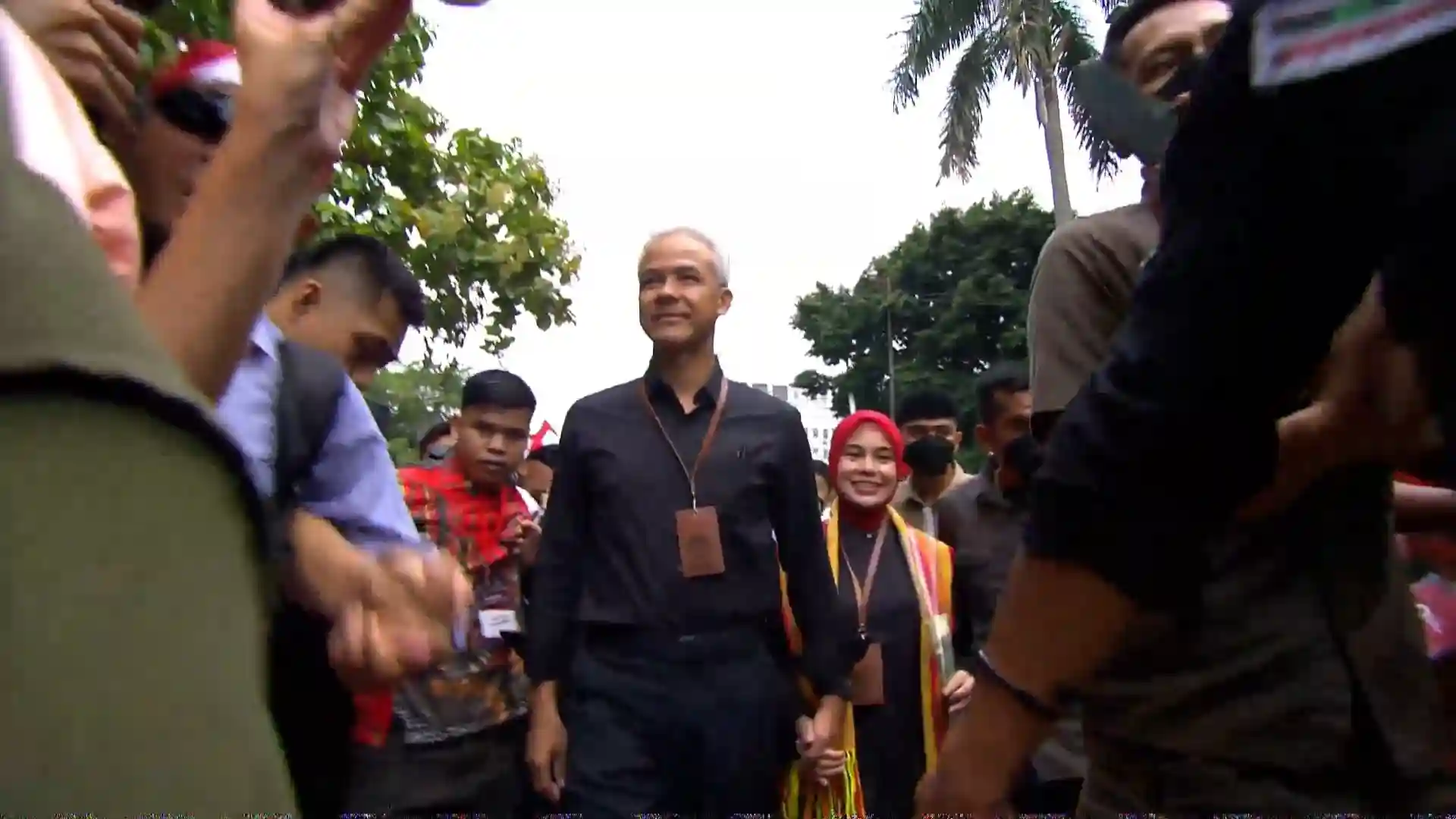 Ganjar Pranowo dan Mahfud MD Doa Bersama di Tugu Proklamasi, Gandengan dengan Istri 