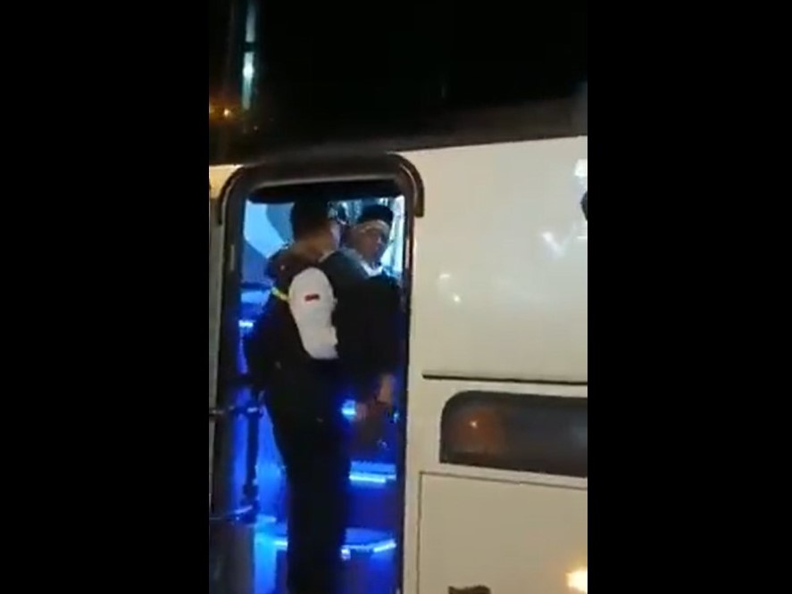 Petugas gendong jemaah naik ke bus
