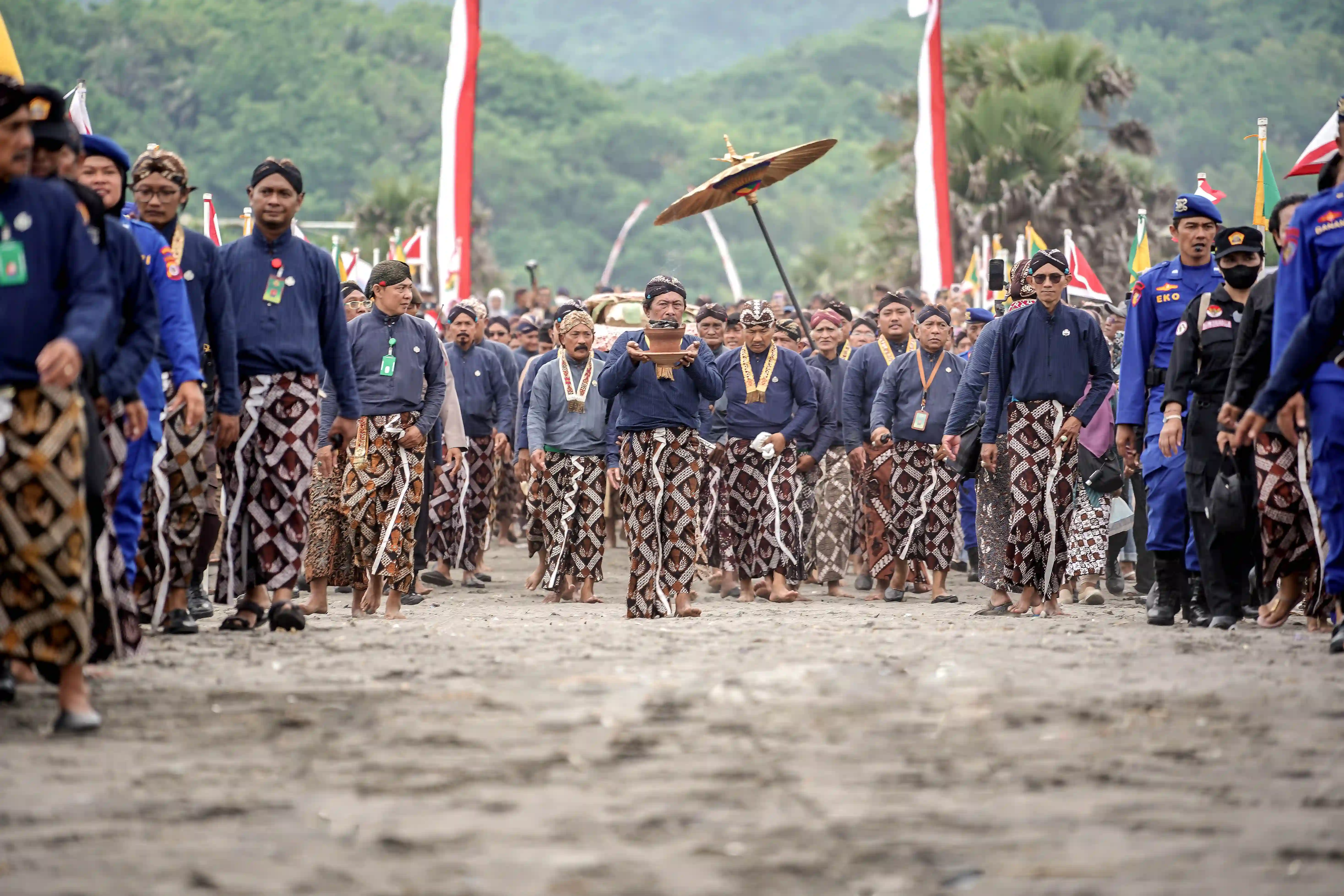 Hajat Dalem Labuhan Parangkusumo: Tradisi Sakral Keraton Yogyakarta yang Penuh Makna